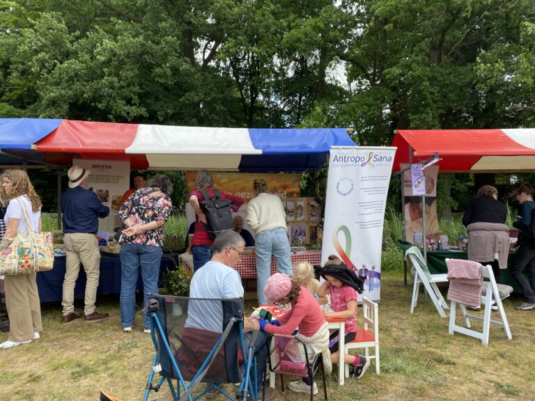 Drukbezochte Antroposana-kraam en workshop  tijdens Mens! Festival