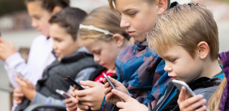 1.400 artsen en wetenschappers roepen op: geen smartphone meer tot 14 jaar
